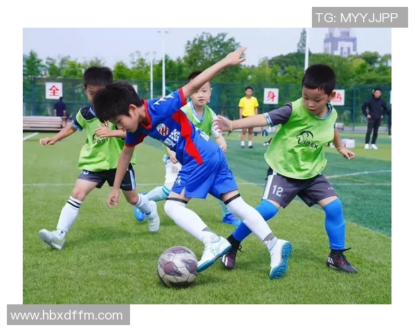 外国球星激情亲吻足球场瞬间展现热爱与荣耀的独特情感表达 外国球星激情亲吻足球场瞬间展现热爱与荣耀的独特情感表达