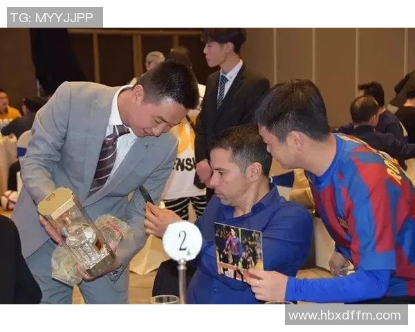 足球巨星转行送快递为生计辛勤奔波，背后原因令人深思